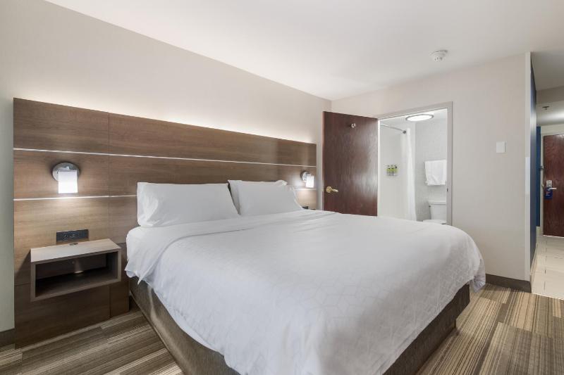 Standard King Room image 3