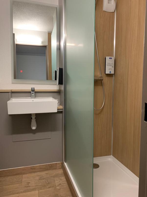 Twin Room image 4