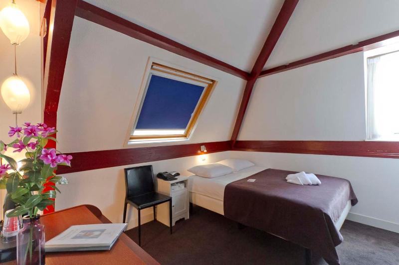 Large Single Room image 1