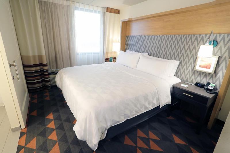 Standard King Room image 2