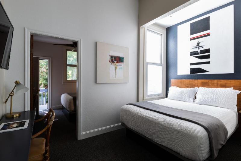 The Metro Hotel - image 7