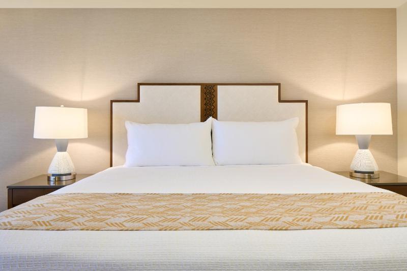 Premium Garden View 1 King Bed image 2