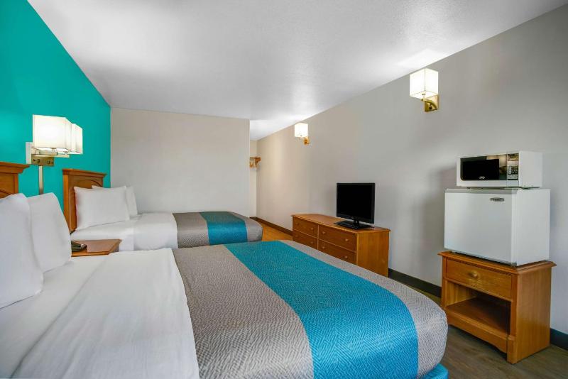 Queen Room with Two Queen Beds - Non-Smoking image 1