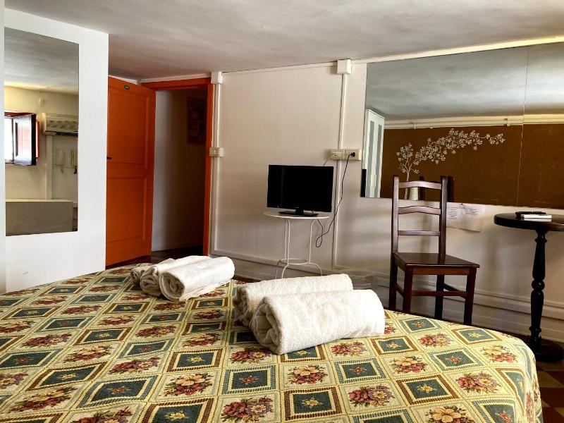 Economy Double or Twin Room - without Balcony image 4