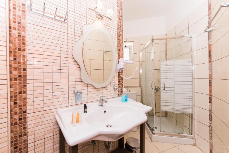 One-Bedroom Apartment image 2