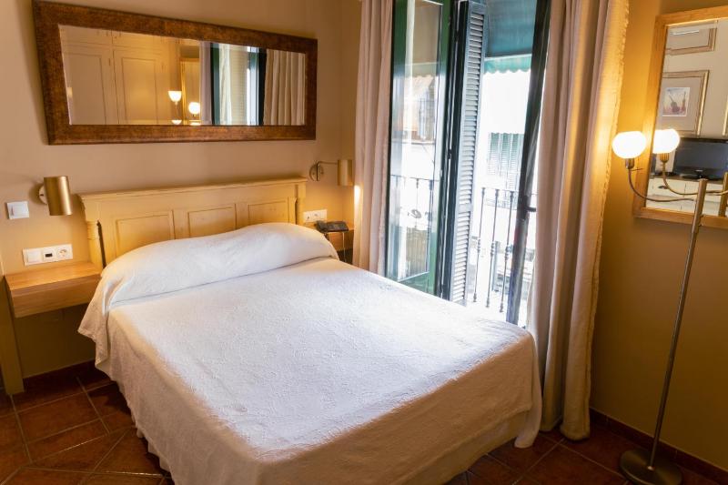 Classic Double Room image 2