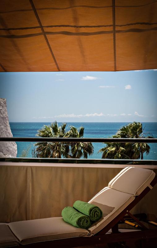 Deluxe Suite with Sea View image 2
