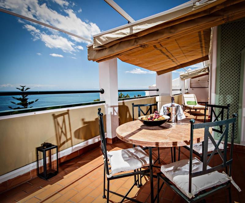 Deluxe Suite with Sea View image 3
