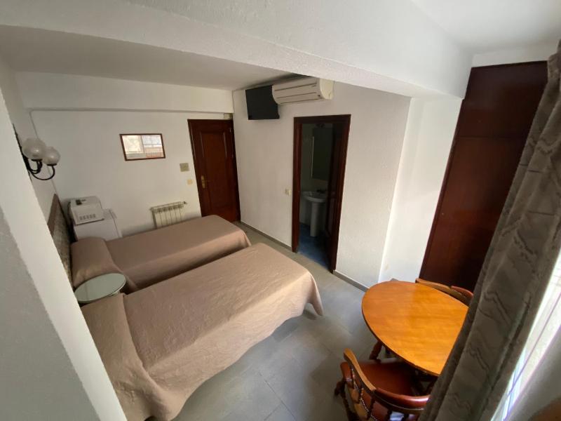 Double or Twin Room image 3
