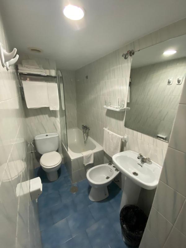 Single Room image 3