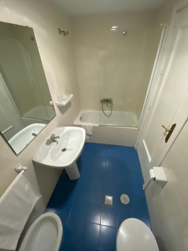 Single Room image 4