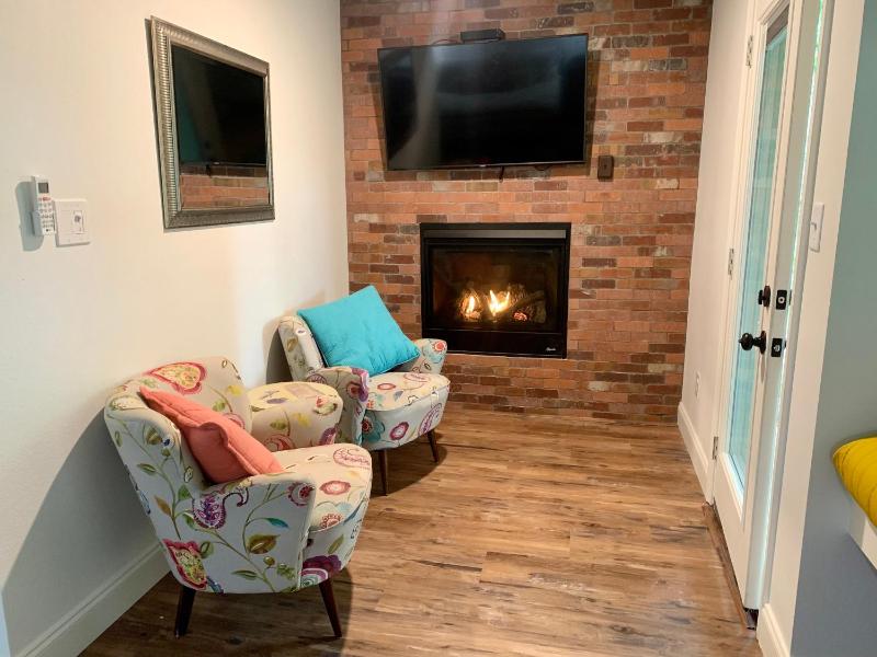 King Suite with Balcony image 3