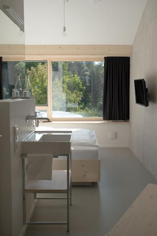 Queen Room with Garden View image 3