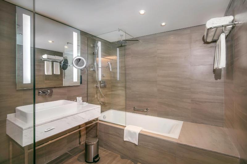 Executive Room with Lounge Access Including Complimentary access to Surf Pool, Adventure Park, Wave Pool and Lazy River image 3