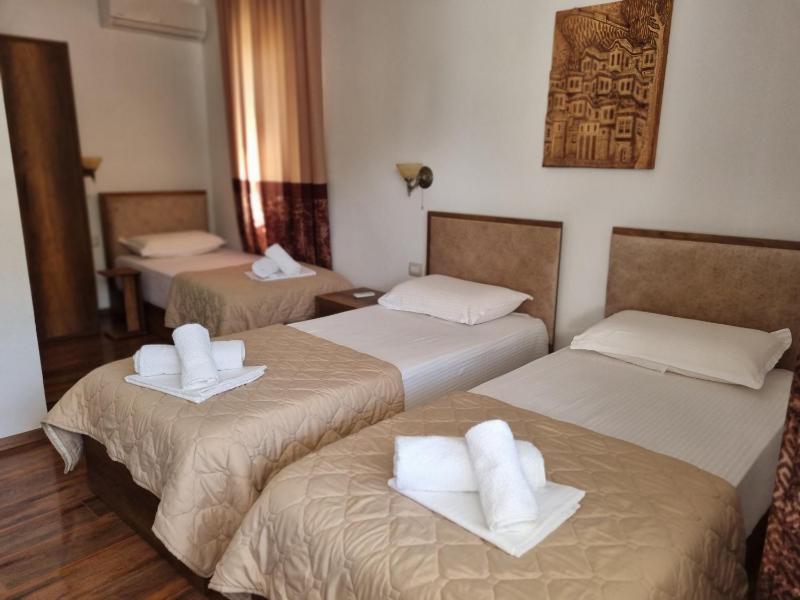 Standard Triple Room image 4