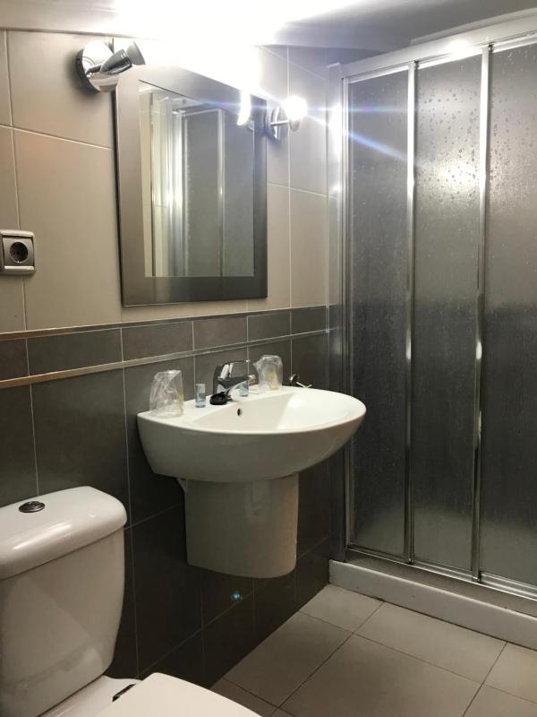 Single Room image 3