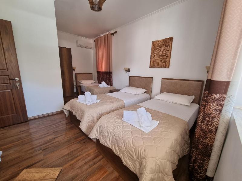 Standard Triple Room image 2