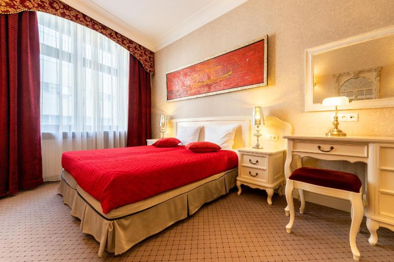 Deluxe Double or Twin Room image 2