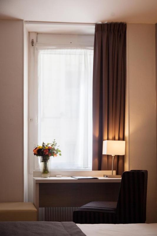 Standard Double Room image 4