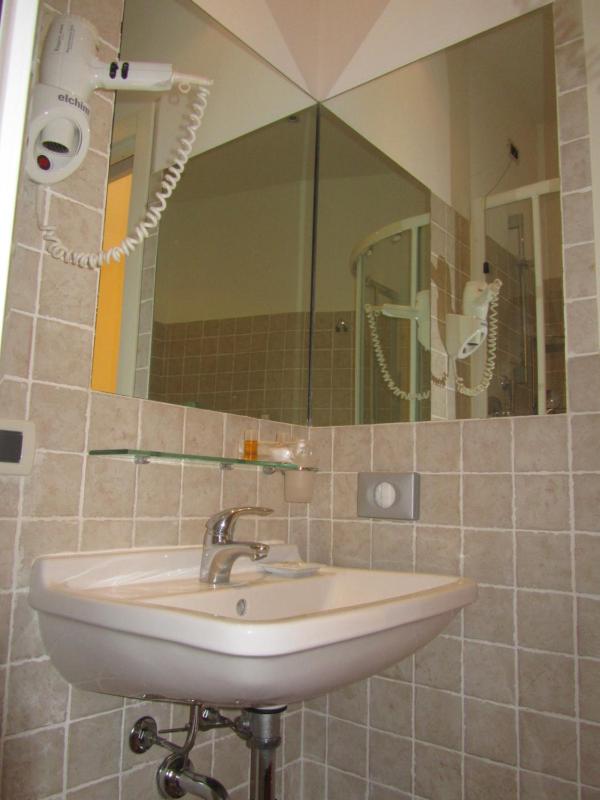 Standard Single Room image 4