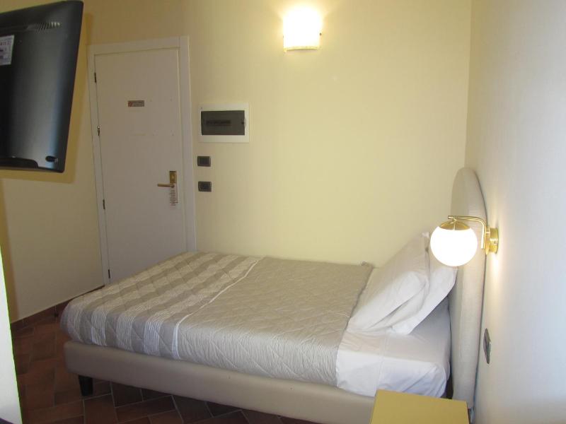 Standard Single Room image 3