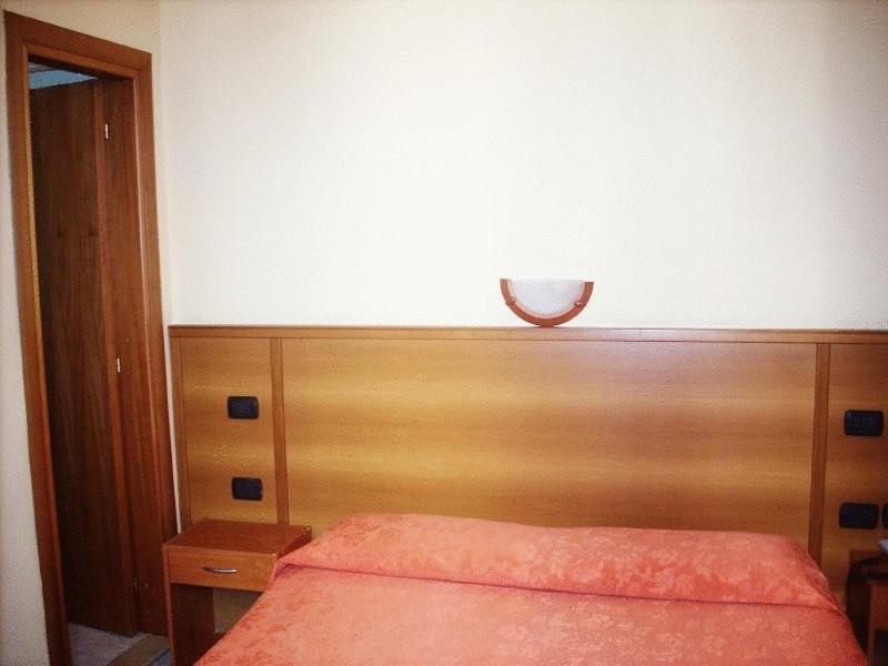Single Room image 3