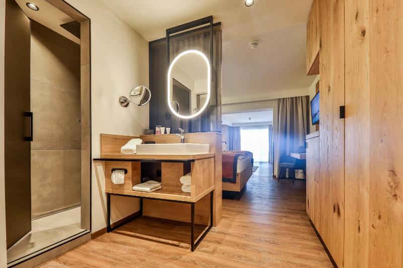 Deluxe Double Room with Balcony image 1