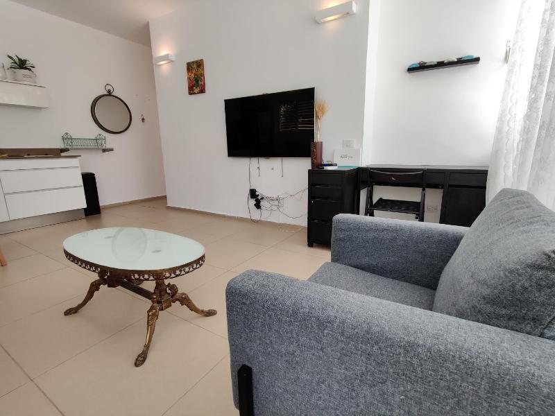 2BDR Holiday Home by Mezizim Beach and TLV Port! - image 12