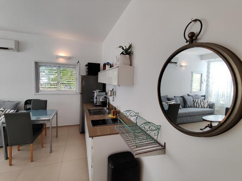 2BDR Holiday Home by Mezizim Beach and TLV Port! - image 2