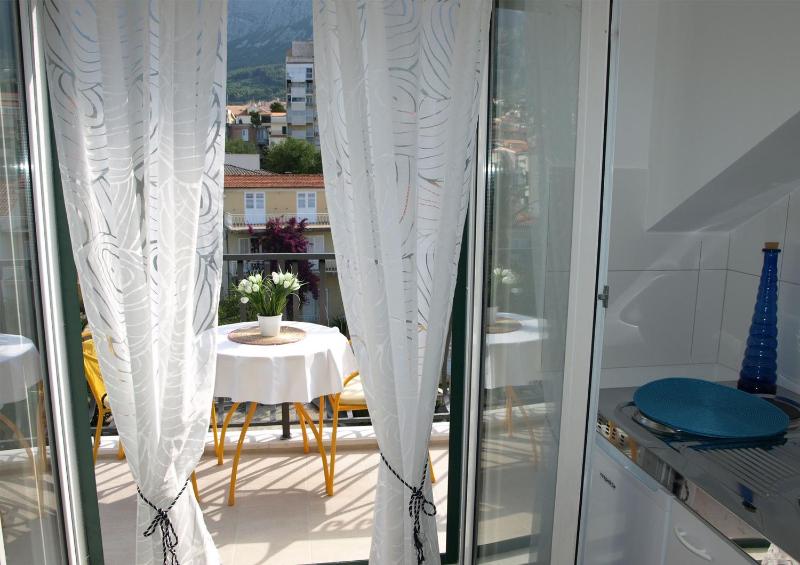 Studio with Balcony image 4