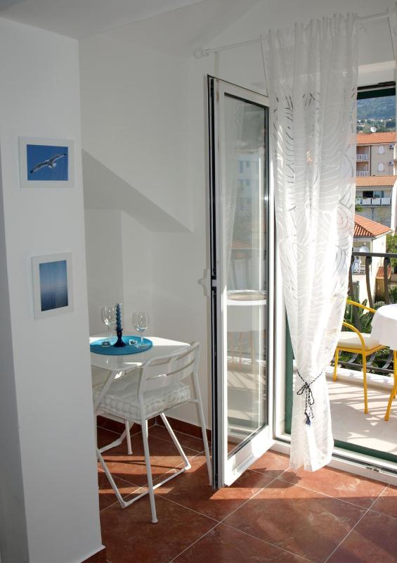 Studio with Balcony image 3