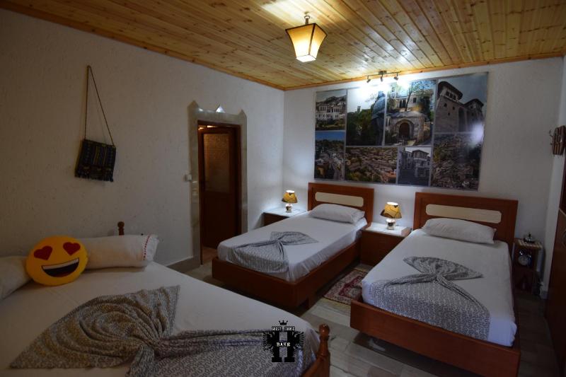 Twin Room with Private Bathroom image 4