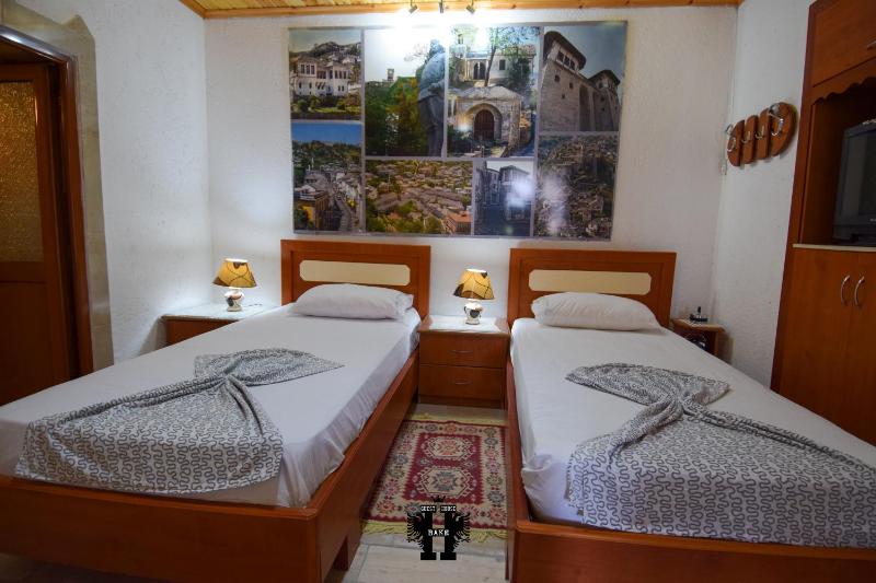 Twin Room with Private Bathroom image 3