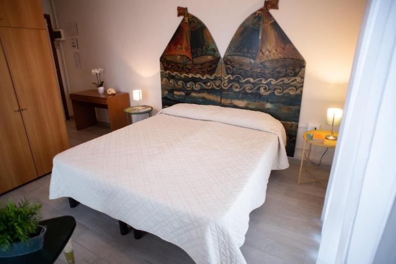 Double Room image 4