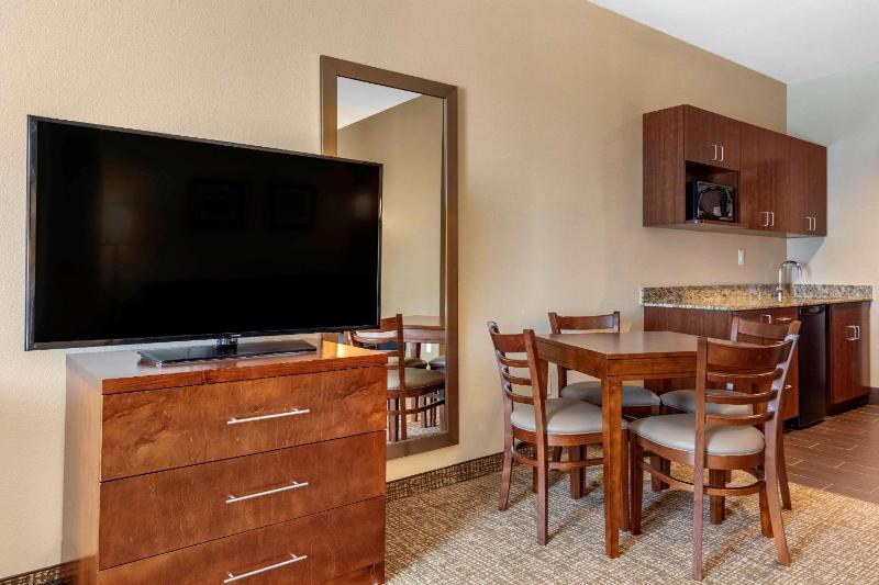 King Room with Sofa Bed - Non-Smoking image 1