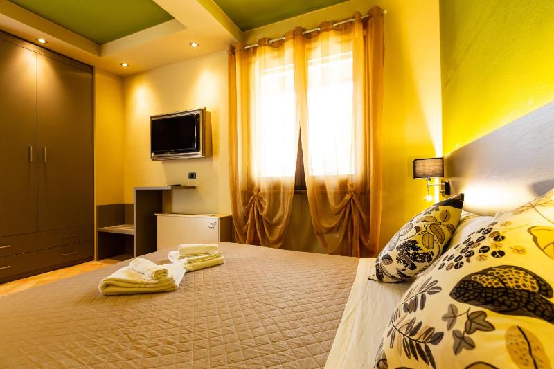 Standard Double Room image 3