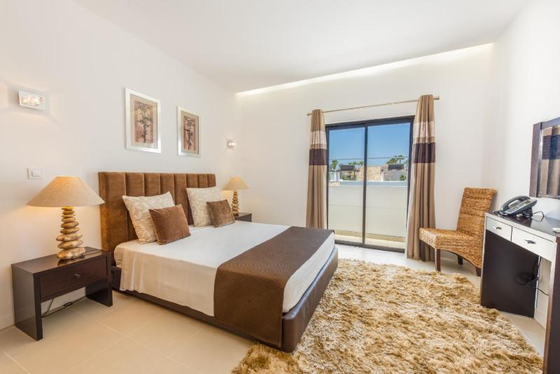 Two-Bedroom Apartment with Sea View image 3