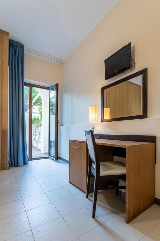 Double Room with Balcony - Disability Access image 3