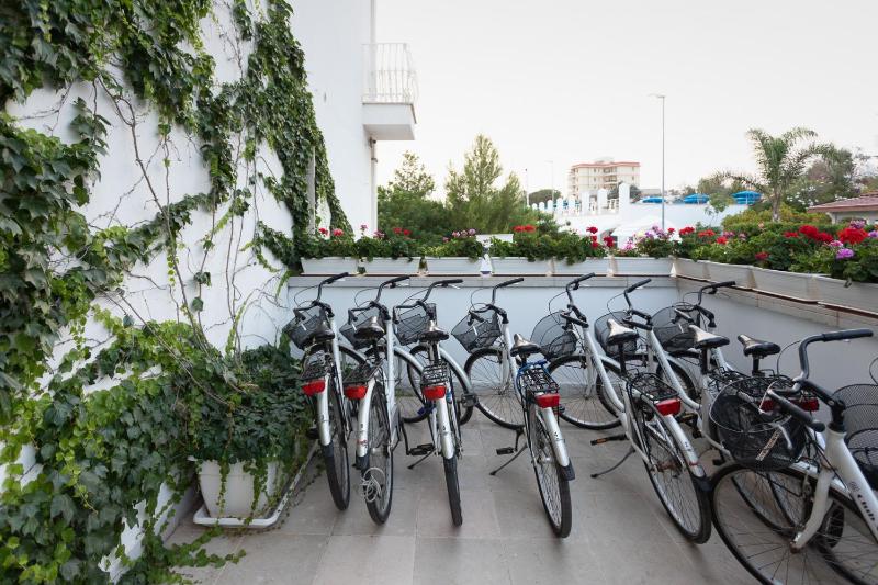 Double Room with Balcony image 4
