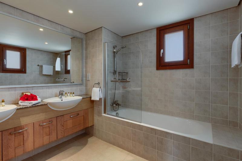 One-Bedroom Apartment with Shared Pool image 4