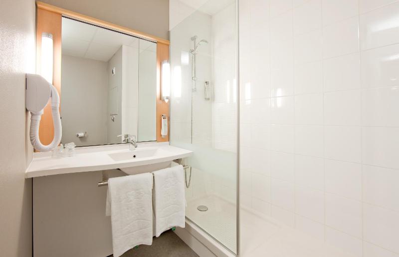 Standard Room with One Double Bed and One Single Bed image 3