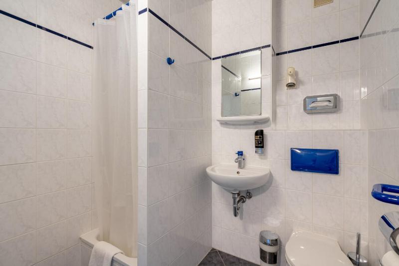 Twin Room image 2