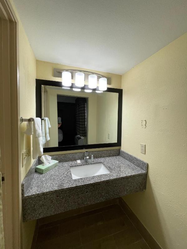 Queen Room with Two Queen Beds - Non-Smoking image 2