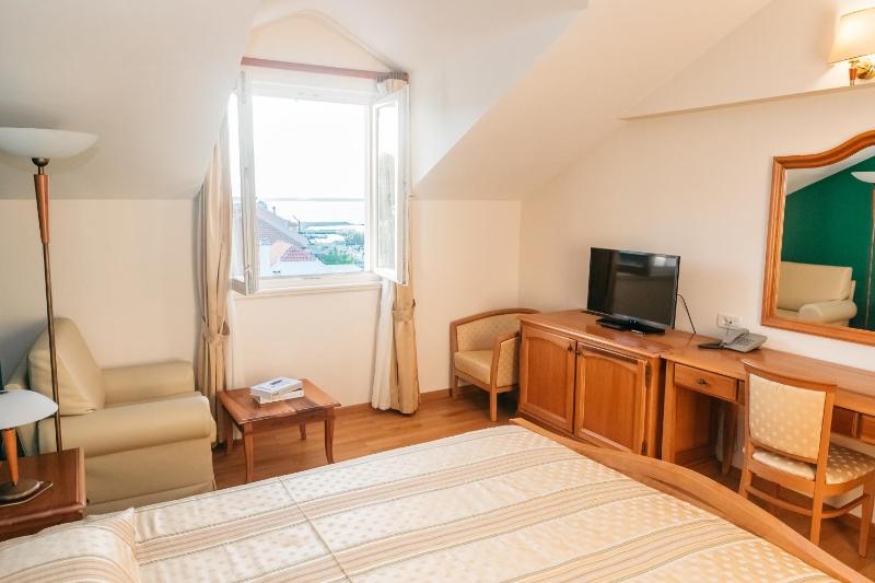 Double Room with Sea View image 4