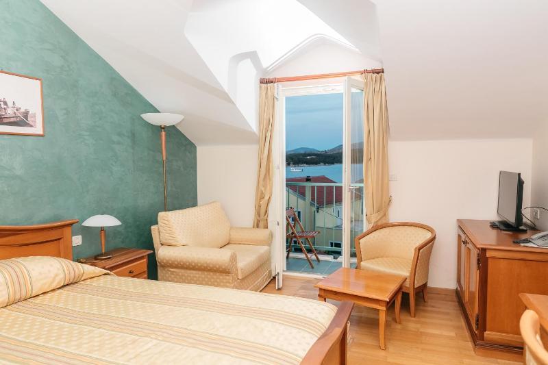 Triple Room with Balcony image 2