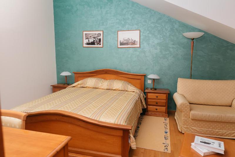 Triple Room with Balcony image 3