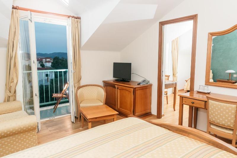 Triple Room with Balcony image 4