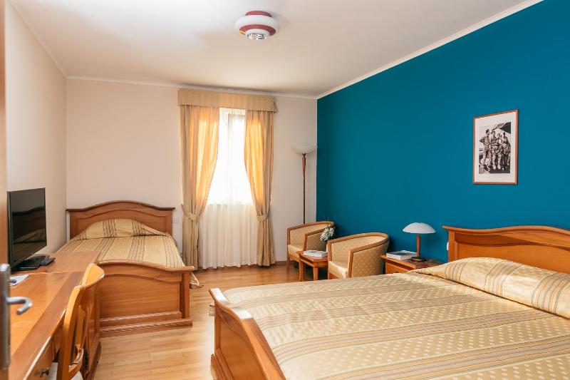 Triple Room with Sea View image 4
