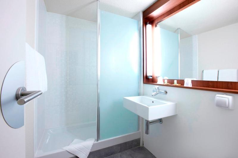 Double Room with 1 Double Bed and 1 Junior Bed image 2