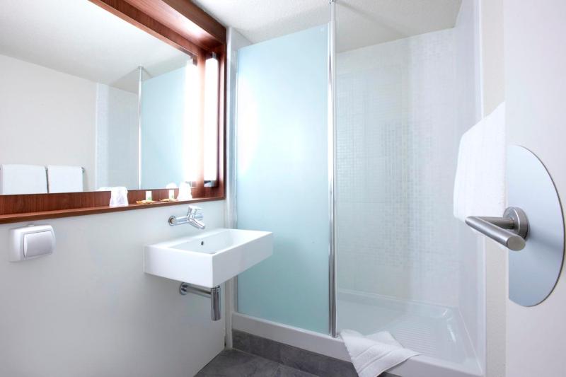 Twin Room (2 Single Beds + 1 Junior Bed) image 3